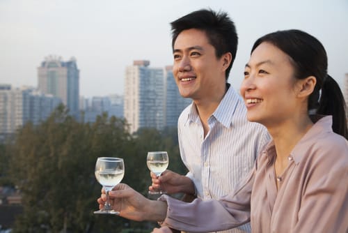 説明: 男女が手に持つ酒杯。 説明: 男女が手に持つ酒杯。