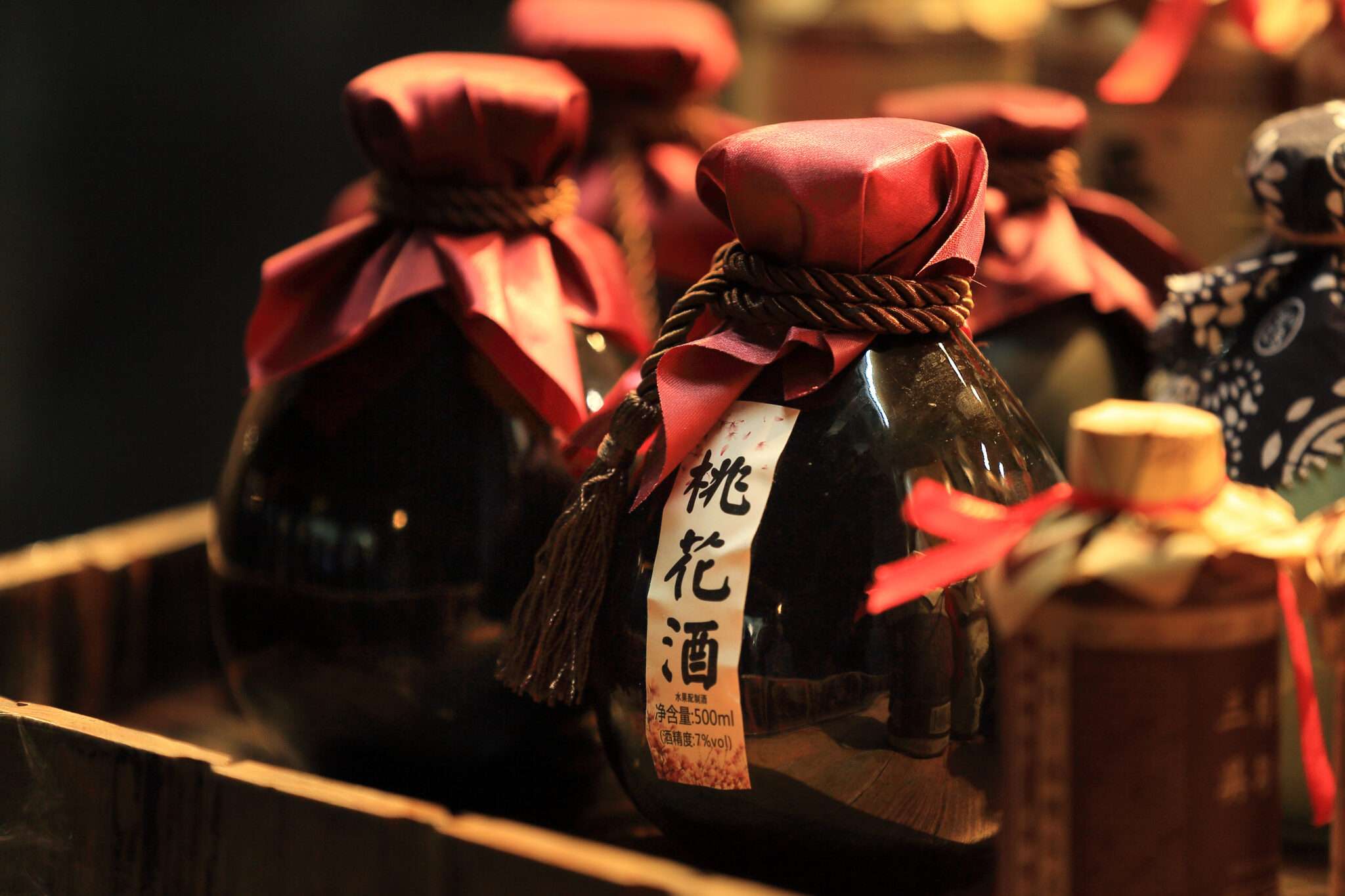 中国産のお酒が数本入った木箱。