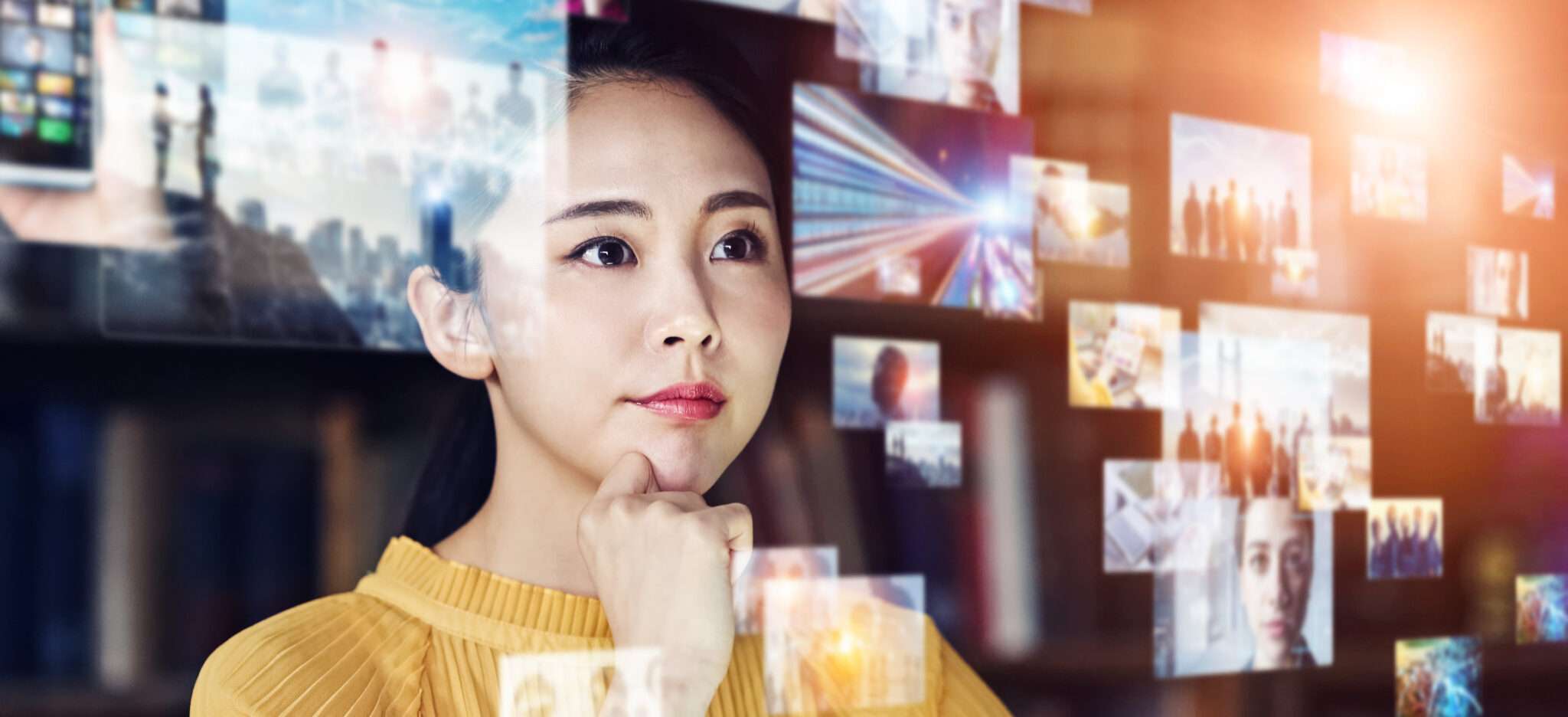 中国で画面いっぱいの画像を見ている若い女性。