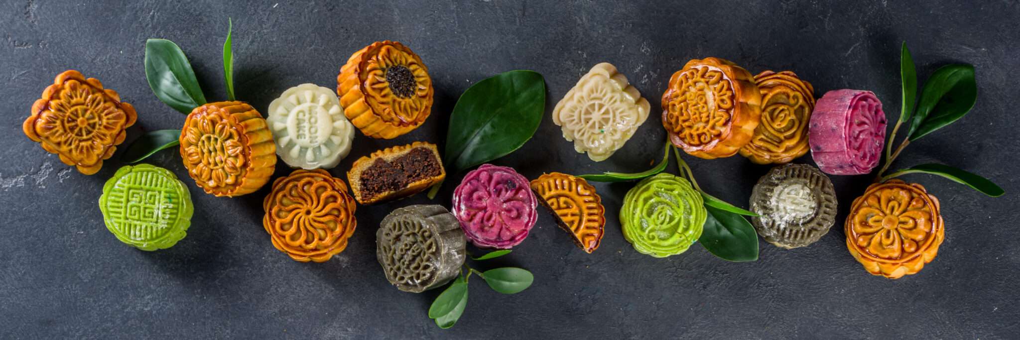 中国の暗い背景に異なる色のクッキーのグループ。