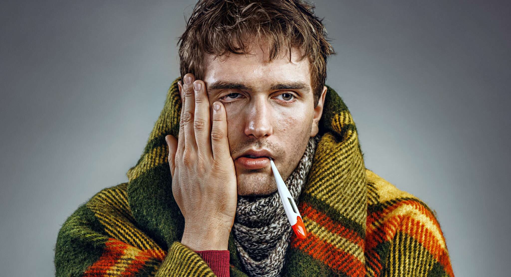 毛布にくるまった中国出身の男性。