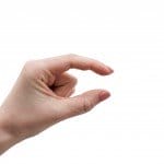 中国からの小さな紙を持つ女性の手。 中国からの小さな紙を持つ女性の手。