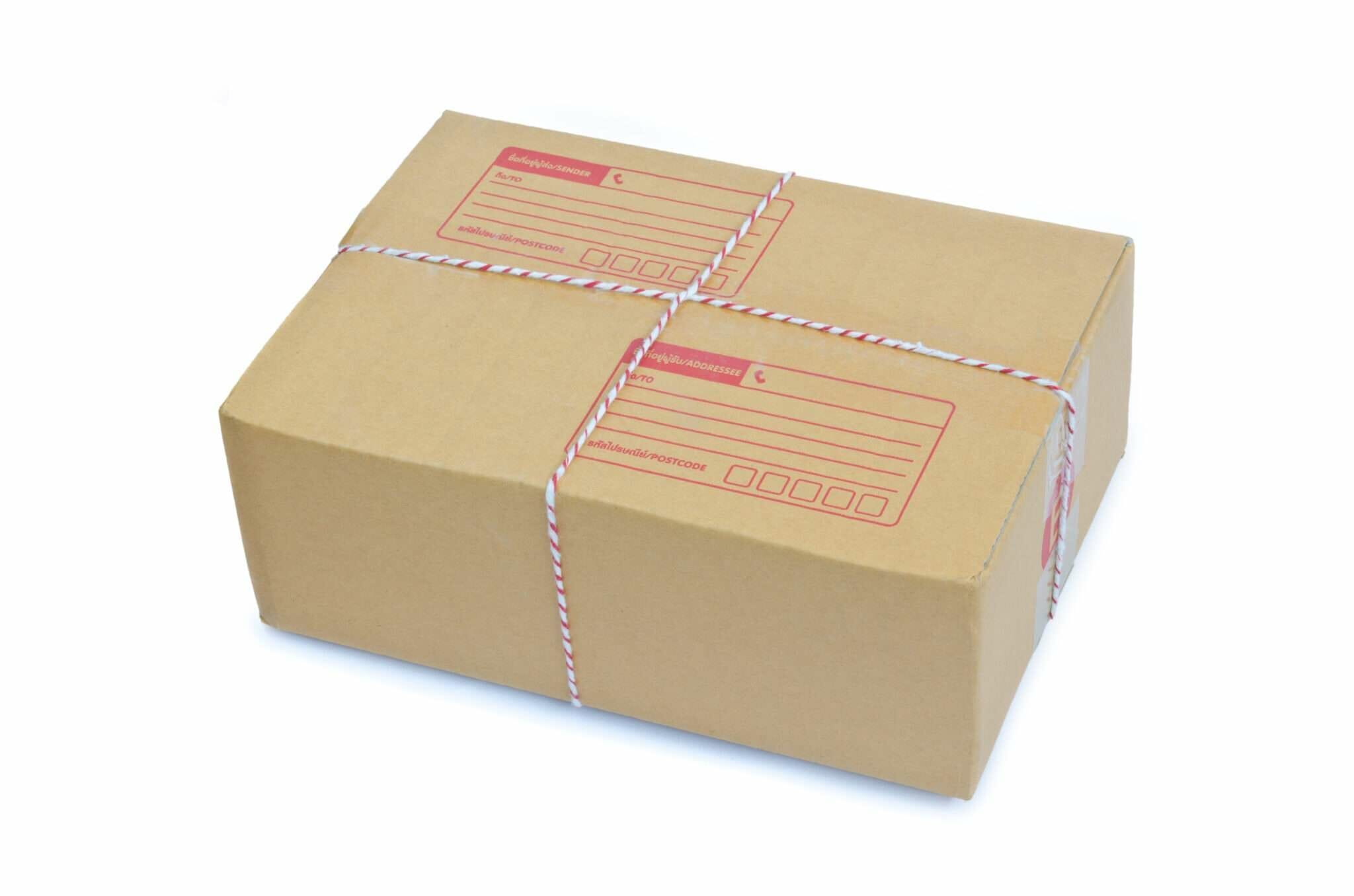 中国の白い背景に茶色の段ボール箱。