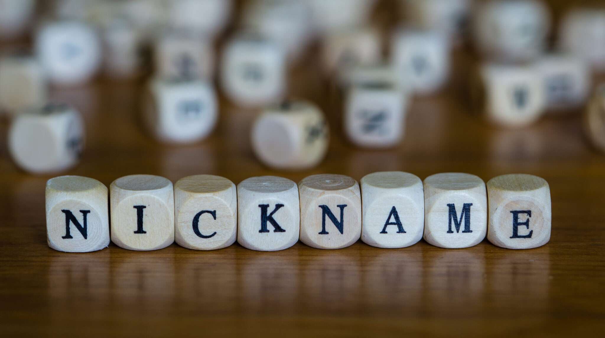 中国の木製テーブルに「ニックネーム」という言葉が綴られています。