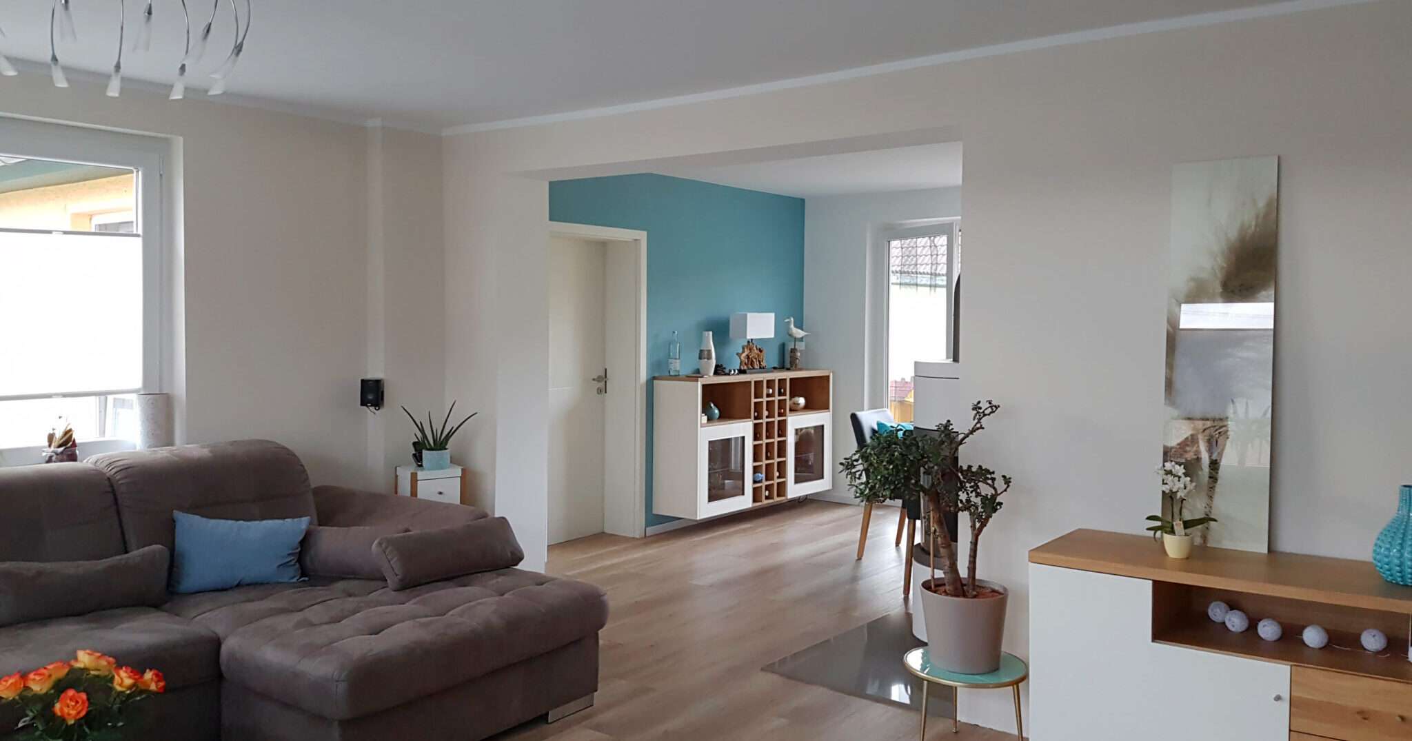 そのうちの 1 つは、色の壁と沙汰の客を持っています。