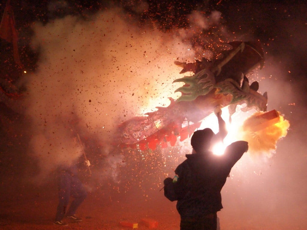 説明: 一人の人が一本の条を空中に掲げた。

关键词：中国