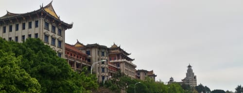 説明:中国の山の頂上には大量の木の巨大な建築物があります。 説明:中国の山の頂上には大量の木の巨大な建築物があります。