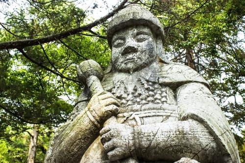 説明:中国の森林にある男性像。 説明:中国の森林にある男性像。