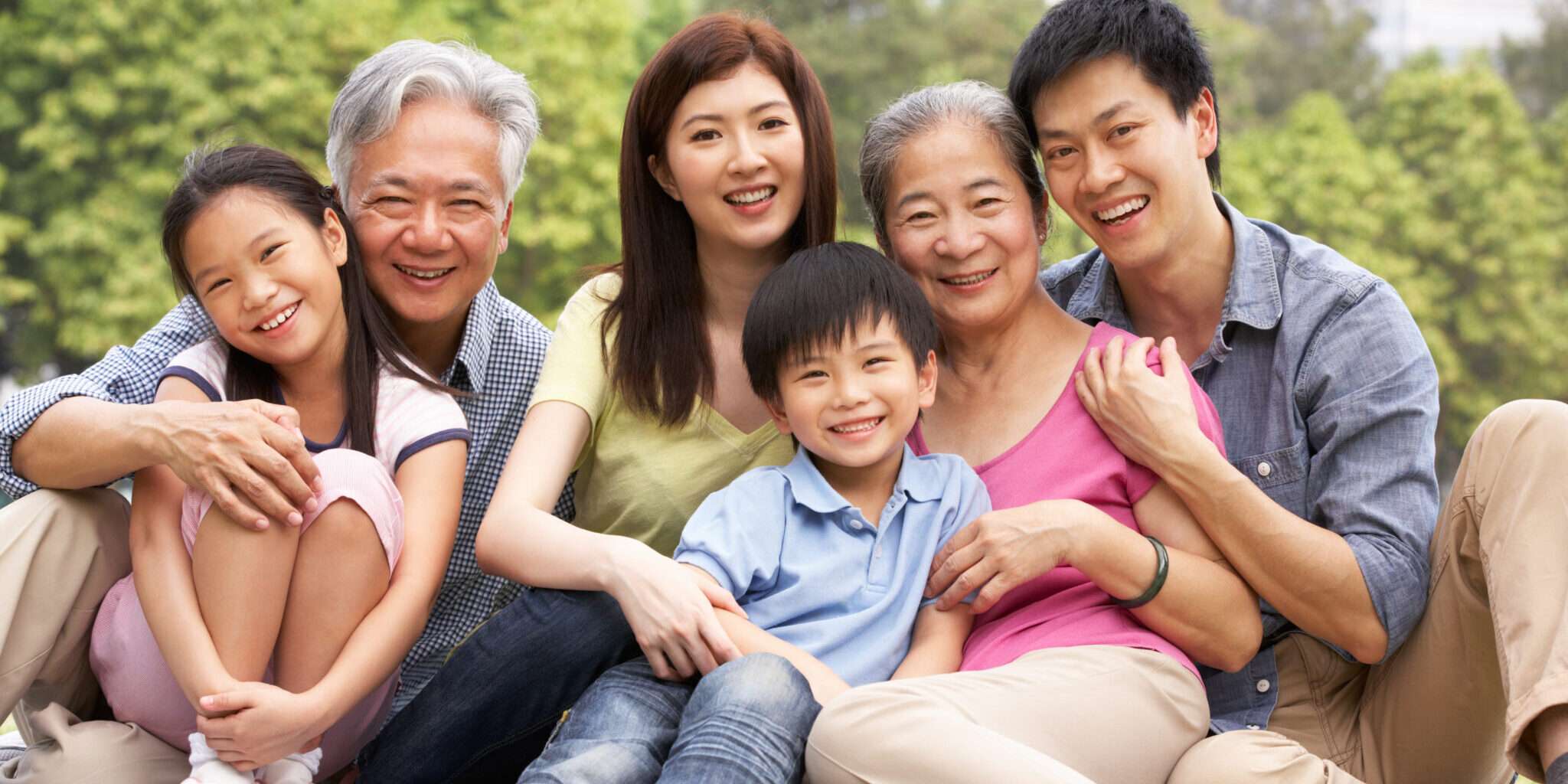 写真のためにポーズをとるアジア人の家族。