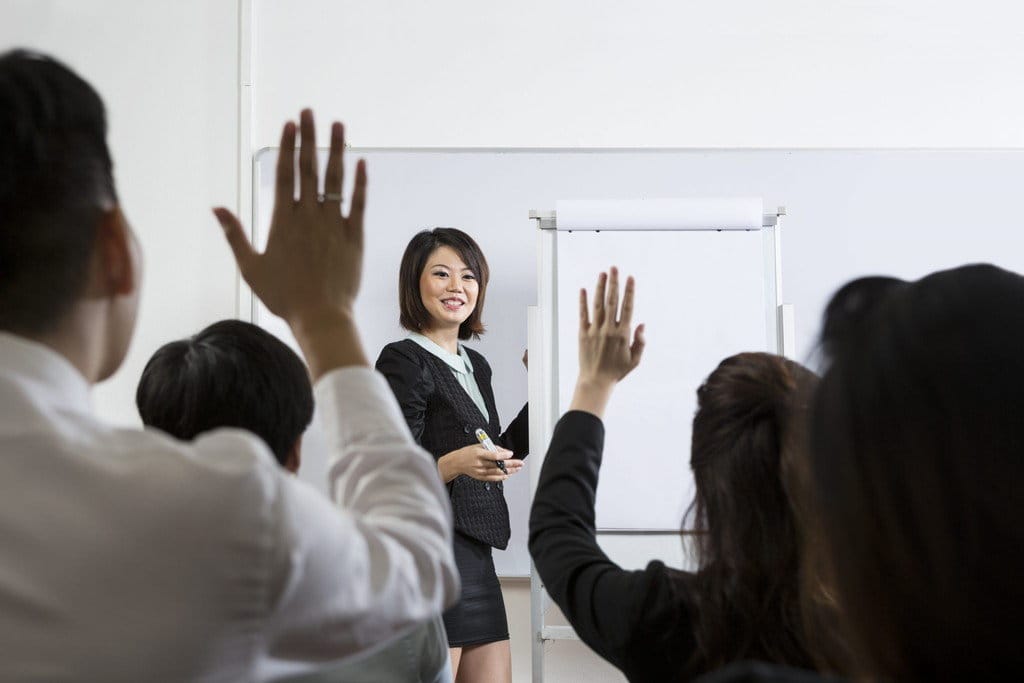 人々のグループにプレゼンテーションを行う実業家。