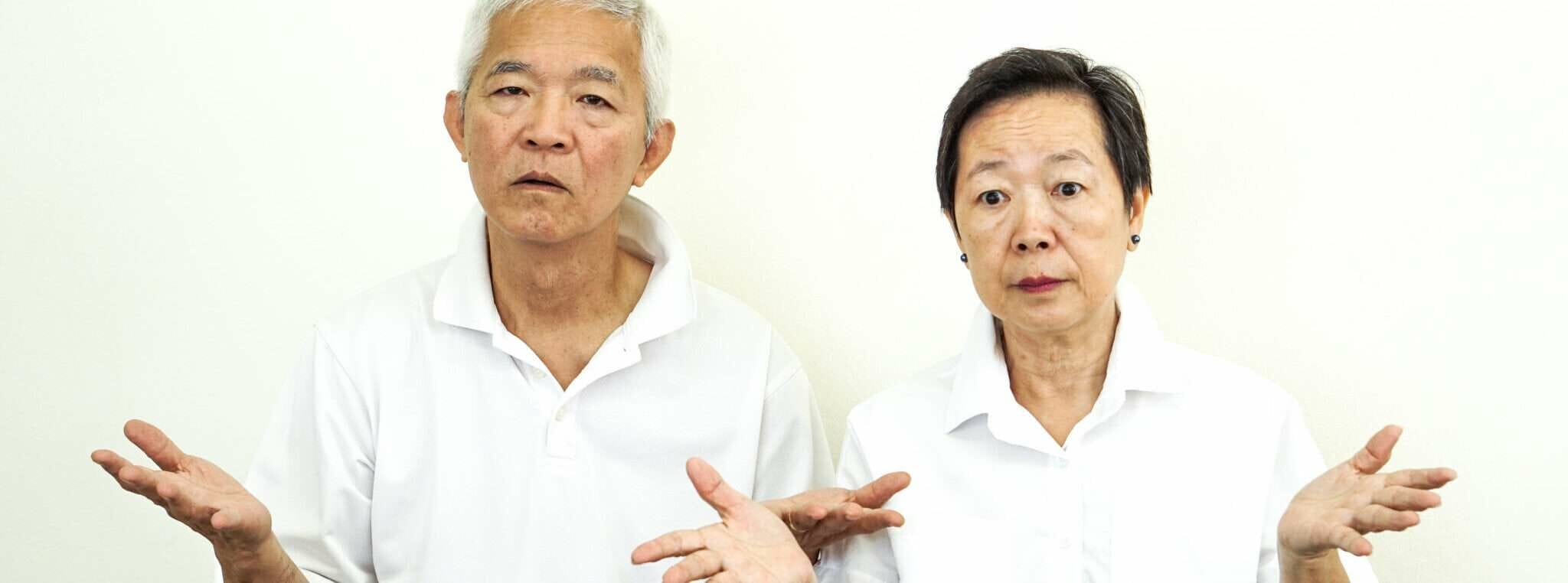 説明: 写真のためにポーズをとる中国のカップル。