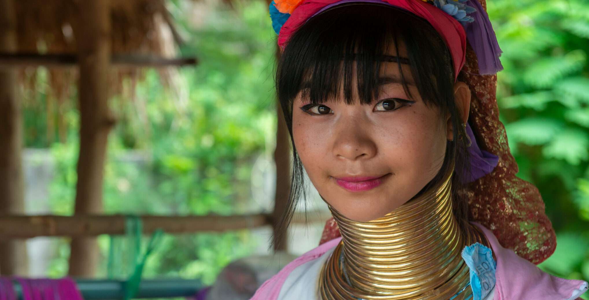 首の長い中国人女性が写真を撮っている。