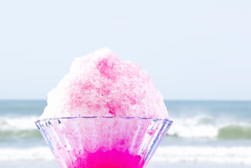 中国のビーチの上に座っているピンクのアイス クリーム コーン。 中国のビーチの上に座っているピンクのアイス クリーム コーン。