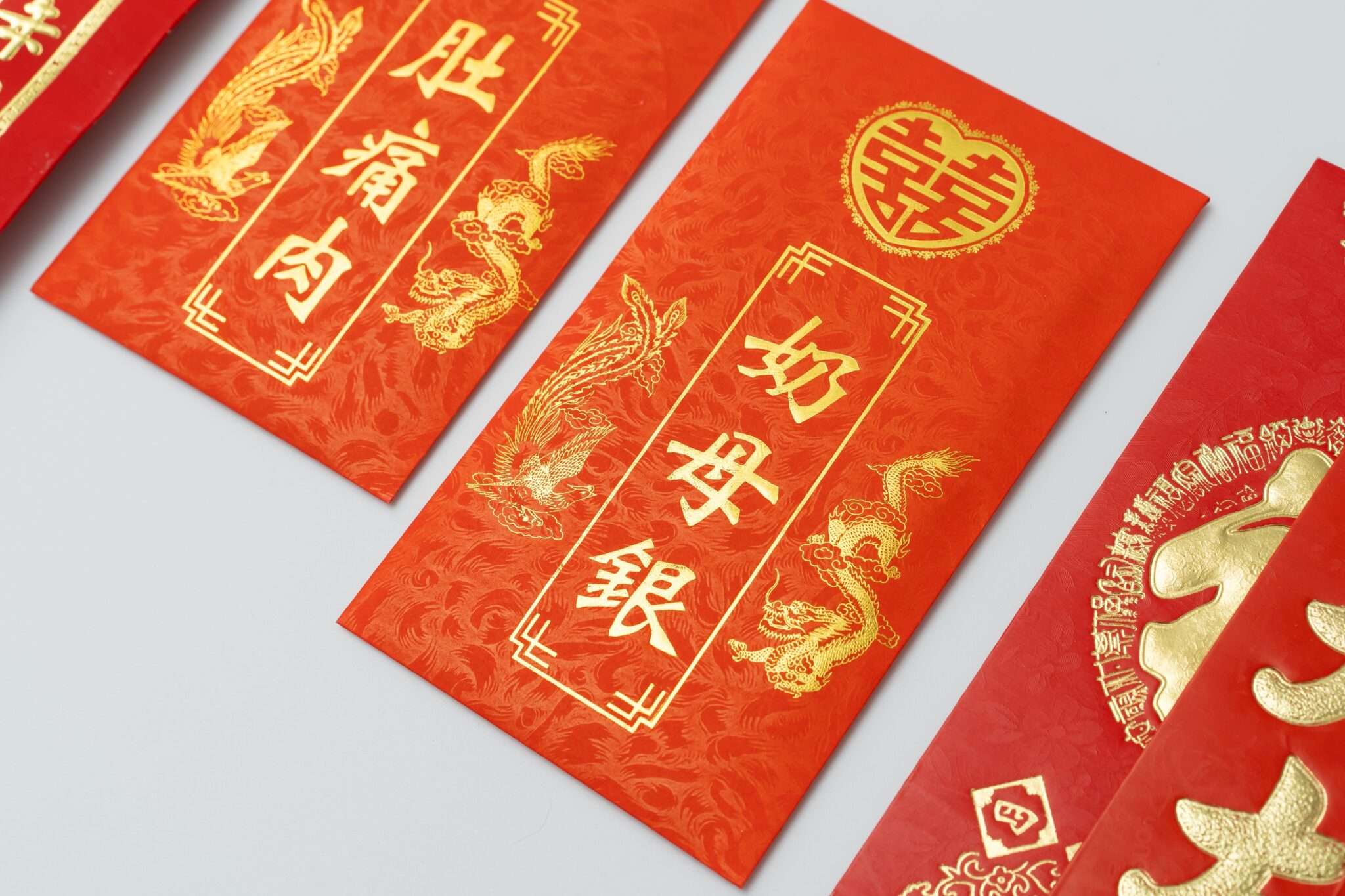 説明：白い表面にある中国新年红包。
关键词：中国