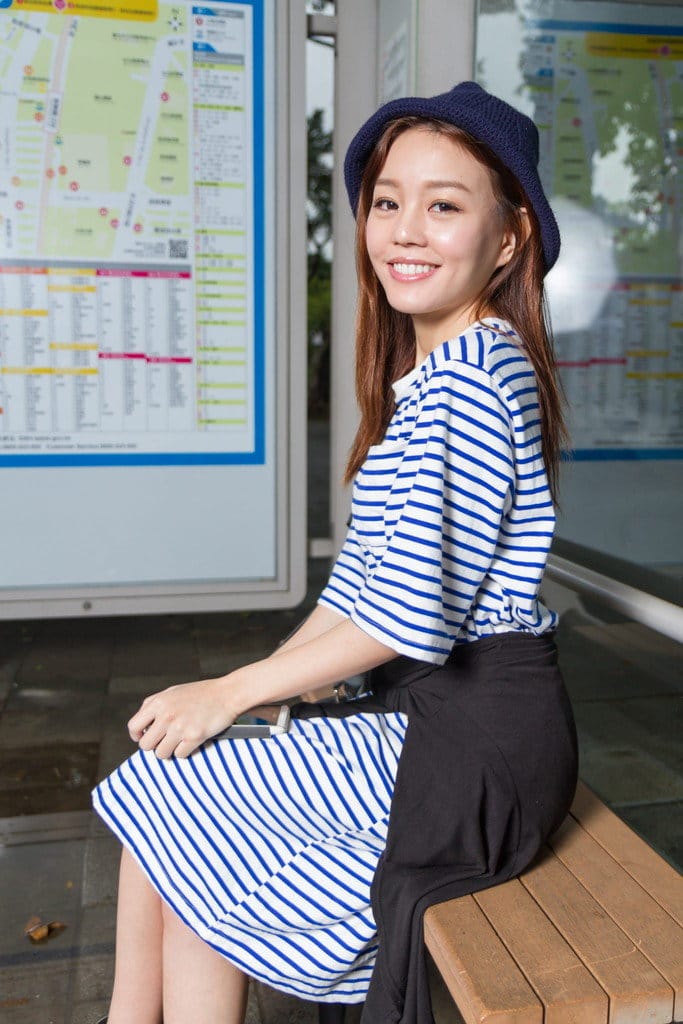 ベンチに座る中国人女性。