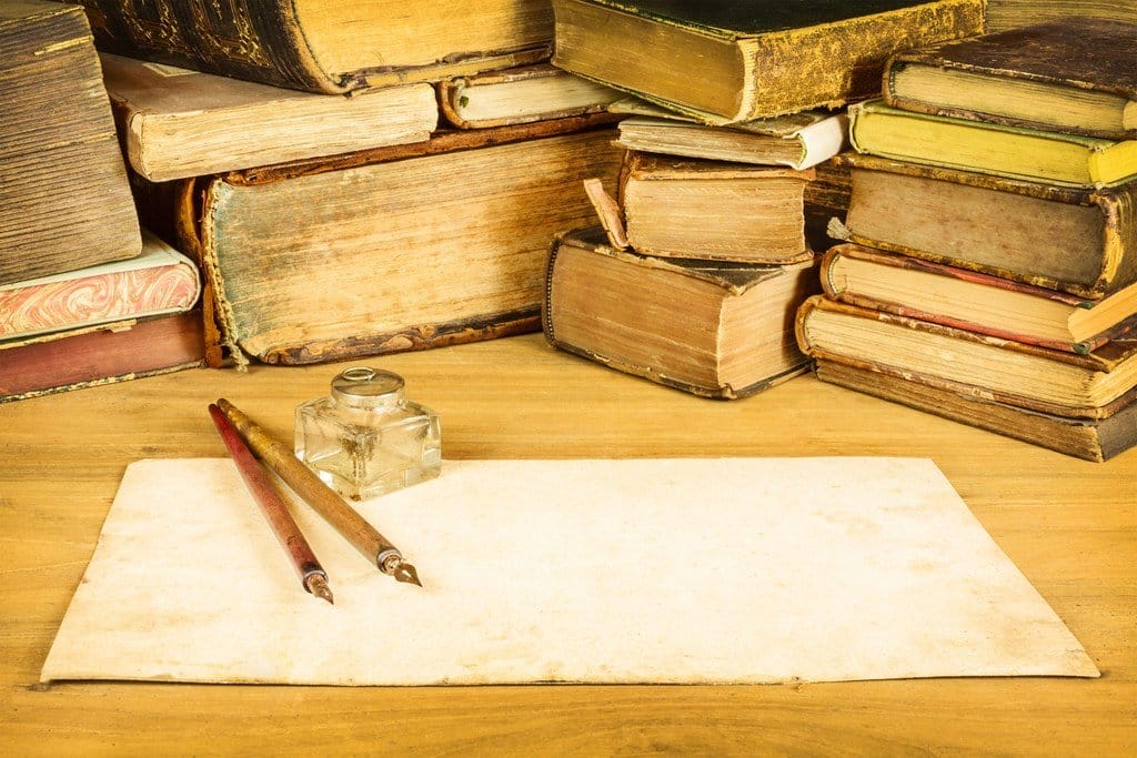 中国の木製テーブルの上の古い本。