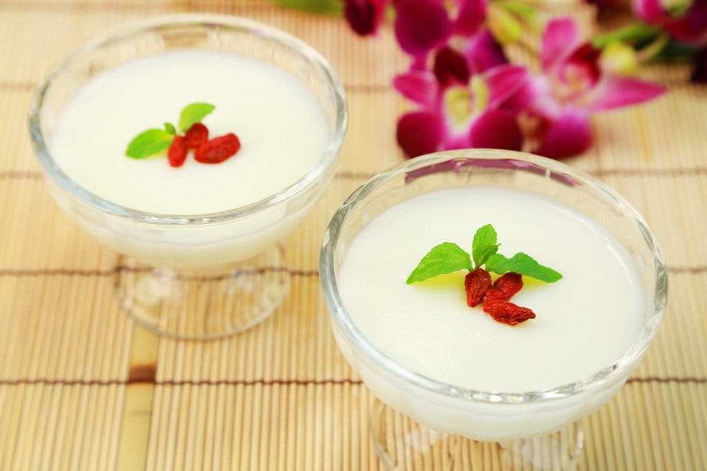 中国の美学を取り入れた花が描かれたミルク 2 杯。