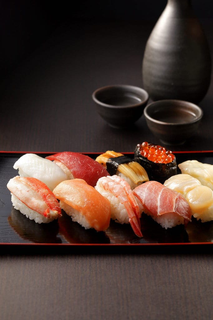 寿司が乗った中国の黒い皿。 寿司が乗った中国の黒い皿。