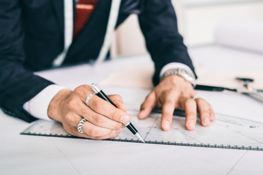 一人の西装男子が現在一张纸上の画図にいます。