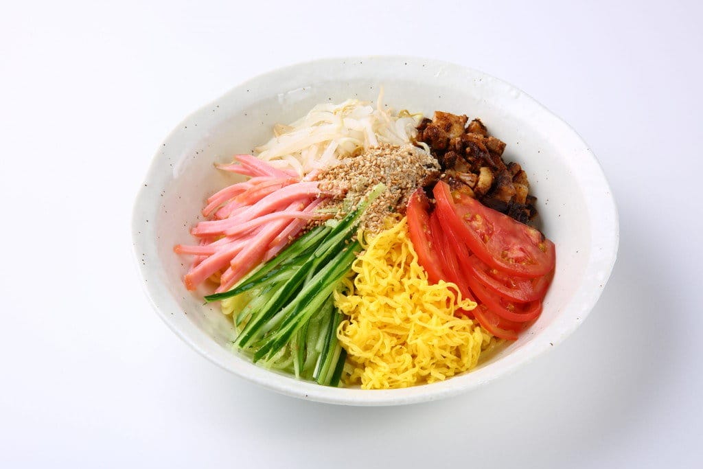 説明：中国の味の素菜と面条が白い背景のボウルに置かれています。