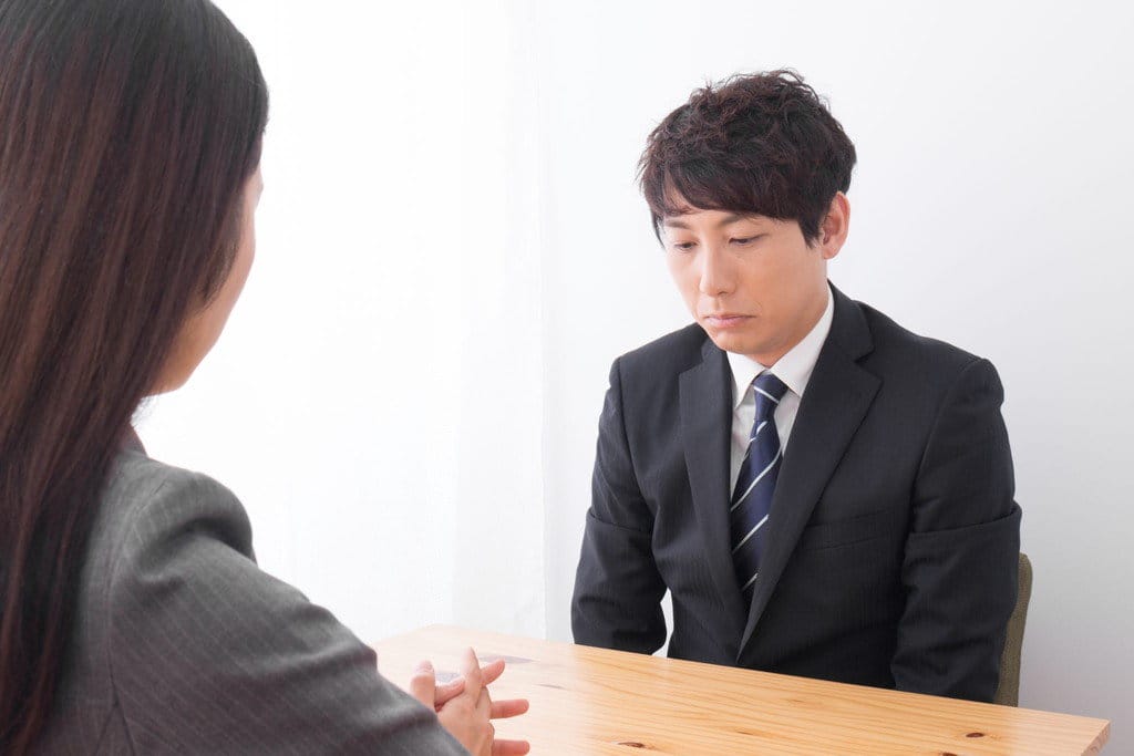 ある中国の商人と一位の女性が交易した。