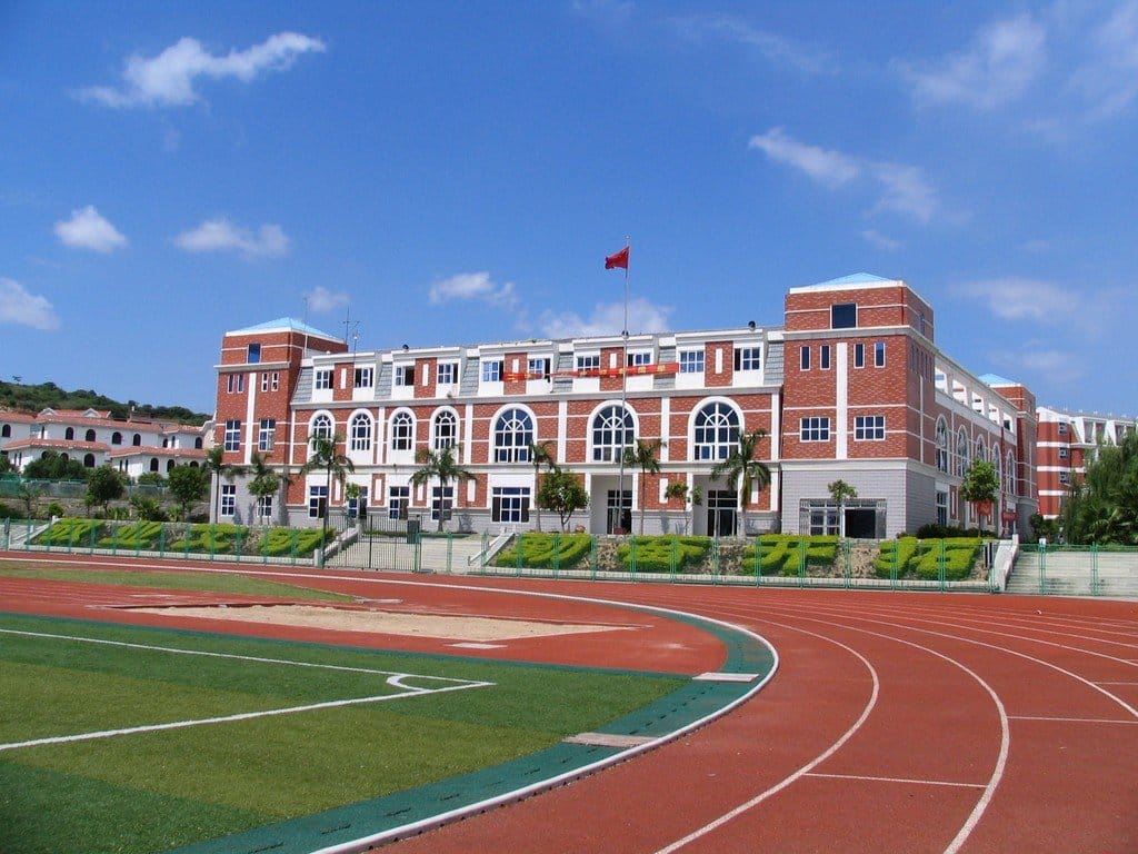 説明: 道のある大きな建築物。