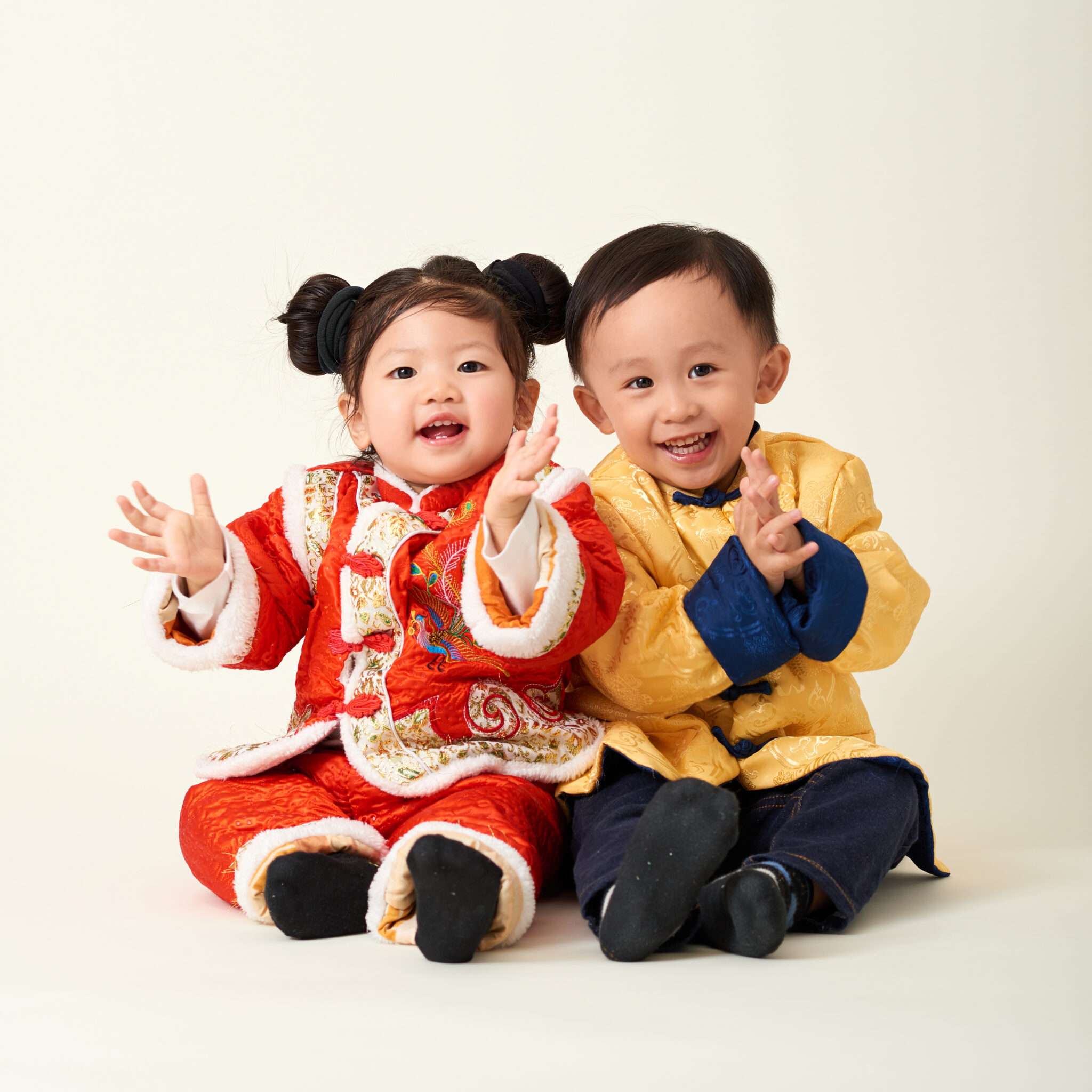 中国の伝統的な服を着た 2 人の中国の子供。