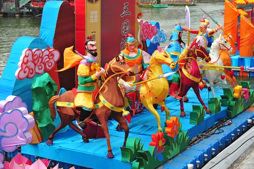 中国の山車に乗って馬に乗る人々のグループ。