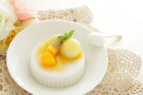 中華デザートが乗った白いお皿。 中華デザートが乗った白いお皿。