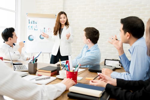 説明:人々のグループにプレゼンテーションを行う中国の女性。 説明:人々のグループにプレゼンテーションを行う中国の女性。