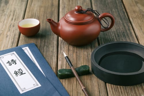 説明: 一本の木の上に中国茶箱と一本が置かれています。