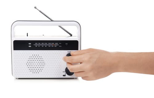 白い背景に「中国」というキーワードが描かれたラジオを持っている手。 白い背景に「中国」というキーワードが描かれたラジオを持っている手。