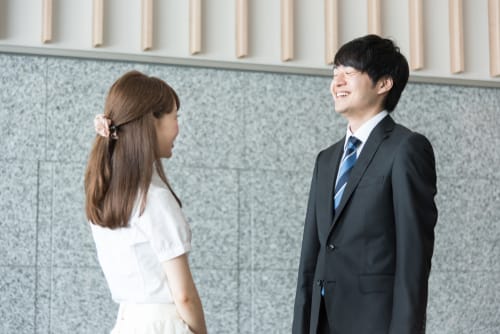 中国で隣り合うアジア系の若い男性と女性。 中国で隣り合うアジア系の若い男性と女性。