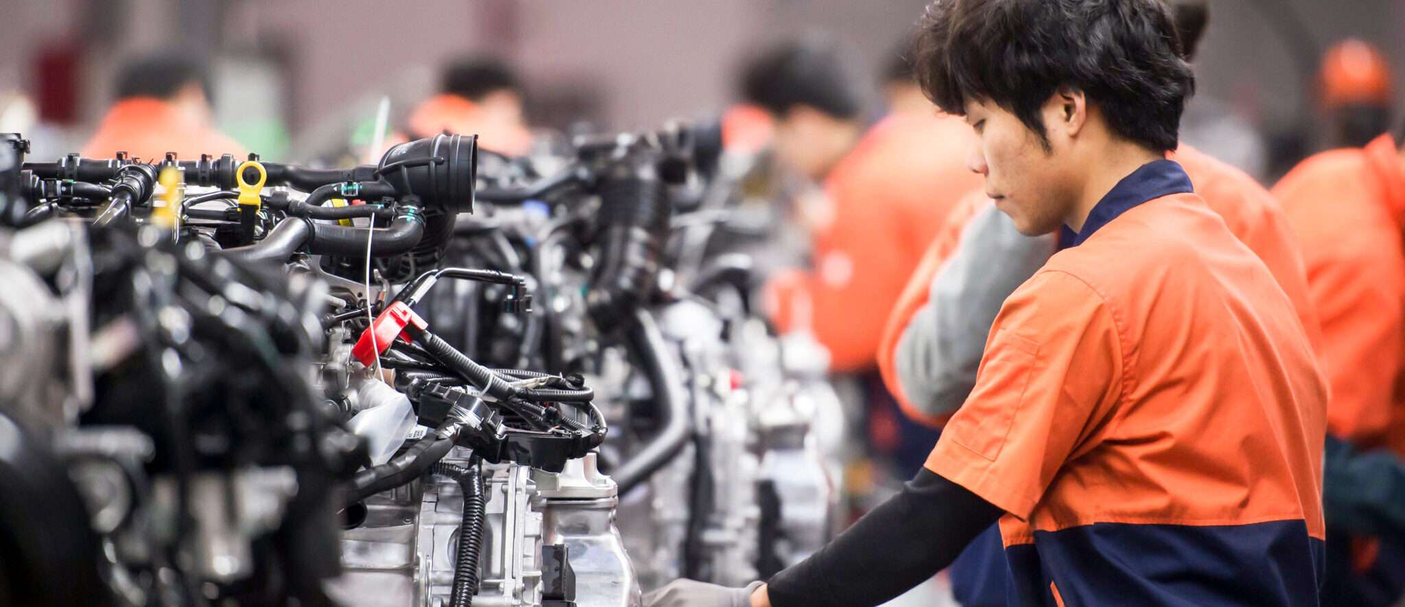 中国の工場で自転車を作る男性たちのグループ。