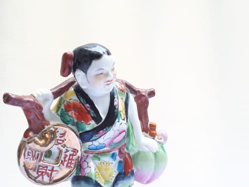 籠を持った日本人女性の中国の置物。 籠を持った日本人女性の中国の置物。