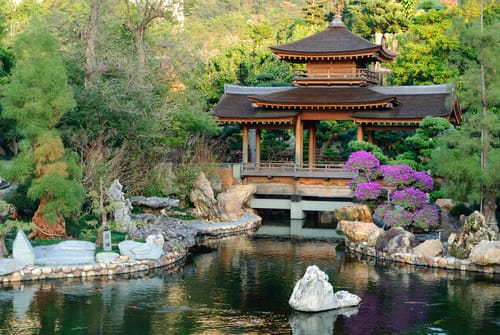 中国の池のある庭園。 中国の池のある庭園。