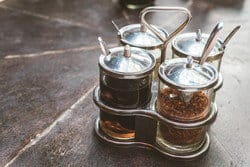 中国の木製テーブルの上に塩コショウ入れのセット。 中国の木製テーブルの上に塩コショウ入れのセット。