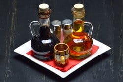 ナプキンの付いた皿にシロップのボトルが 3 本。 ナプキンの付いた皿にシロップのボトルが 3 本。