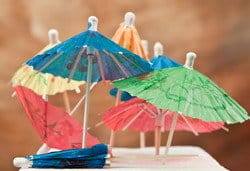 ケーキの上にカラフルな傘が描かれています。