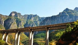 中国の山の中の橋を走る電車。 中国の山の中の橋を走る電車。