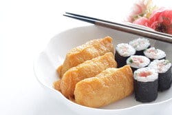 白いボウルに箸が入った中華料理。 白いボウルに箸が入った中華料理。