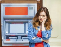 中国のATMの前に立つ女性。 中国のATMの前に立つ女性。