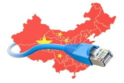 青いイーサネット ケーブルが中国の地図に接続されています。 青いイーサネット ケーブルが中国の地図に接続されています。