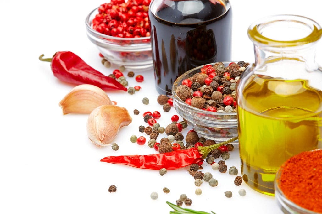 白い背景にさまざまな中国のスパイスと油。