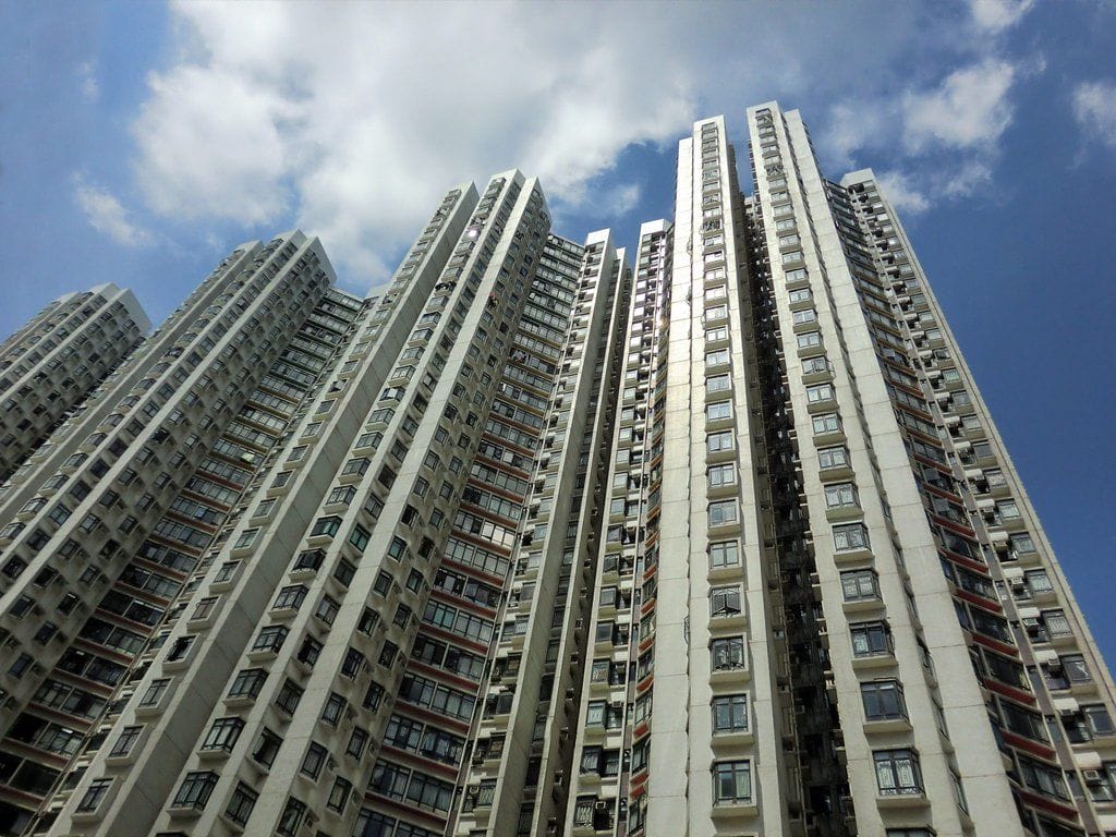 そのうちの 1 つは、多数の天井と台座を備えた公開楼閣です。