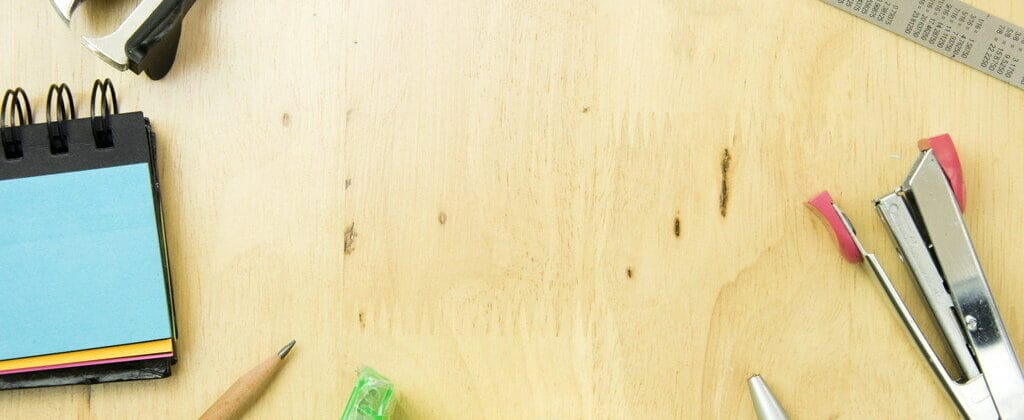 中国の木製テーブルの上に事務用品。