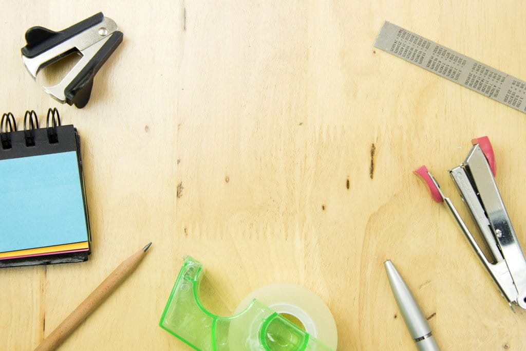 中国の木製テーブルの上に事務用品。