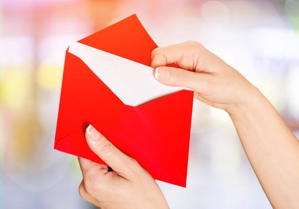 説明：ある女性の手は、色の封印を握っています。
关键词：中国