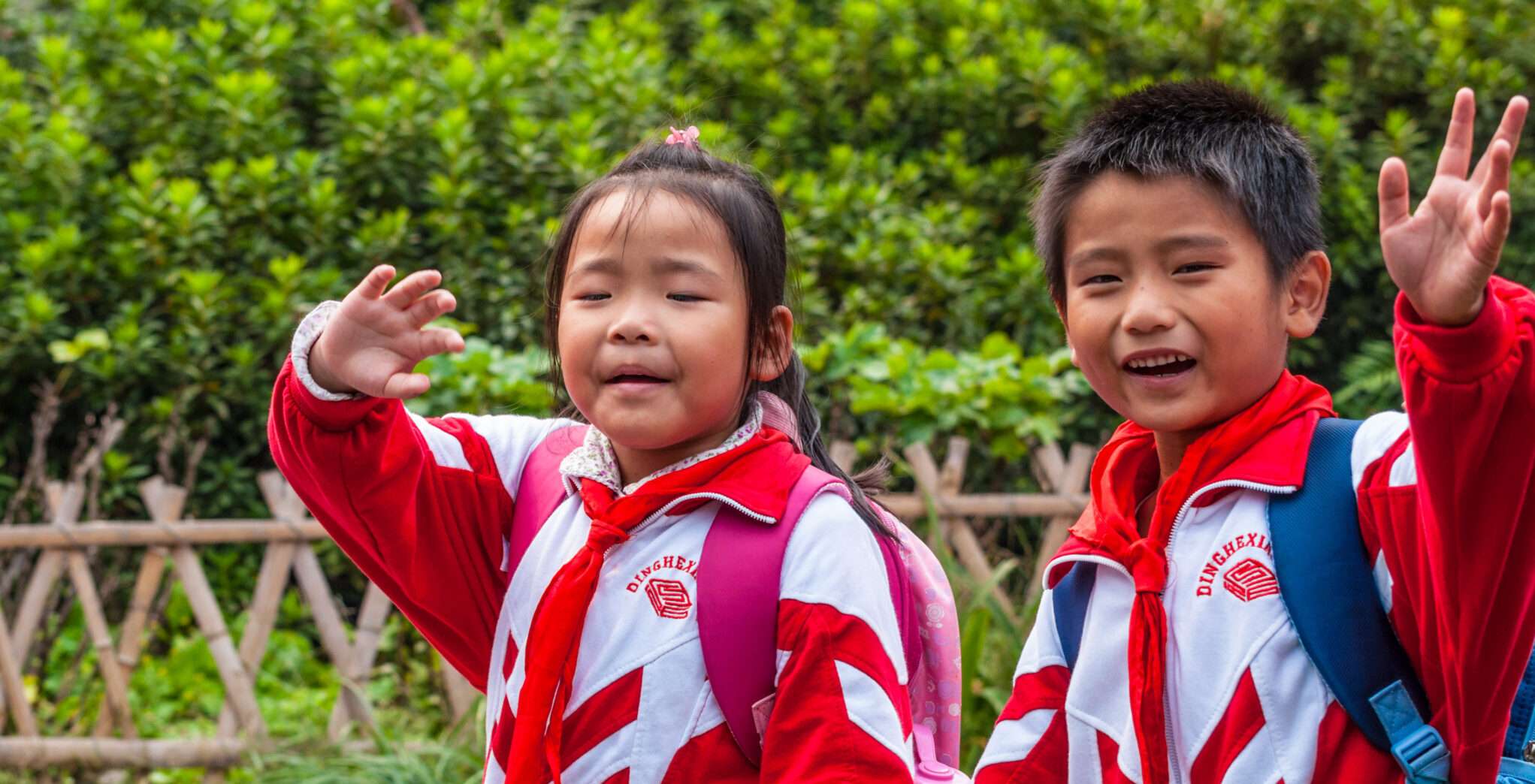 二人の中国儿童は、白の制服を着て手をかけた。