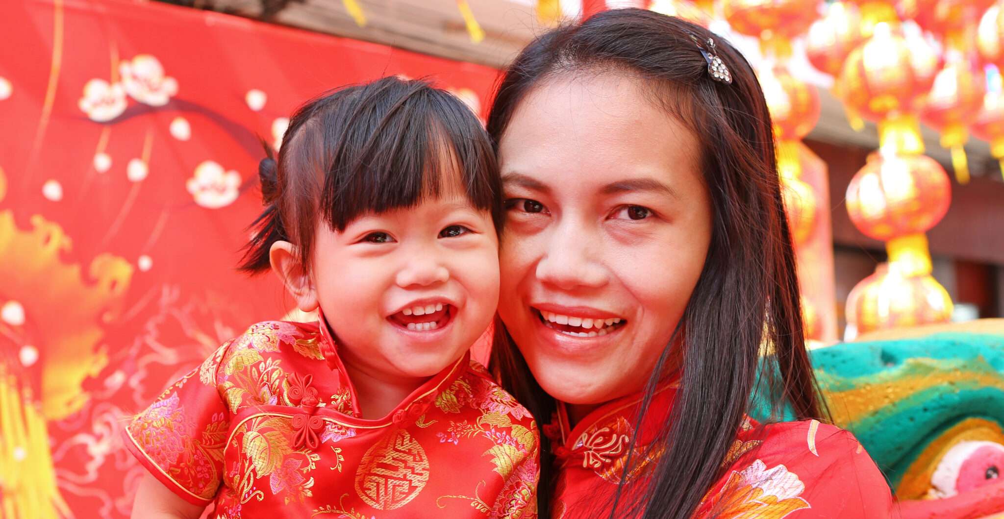 赤い中国衣装を着た女性と子供。